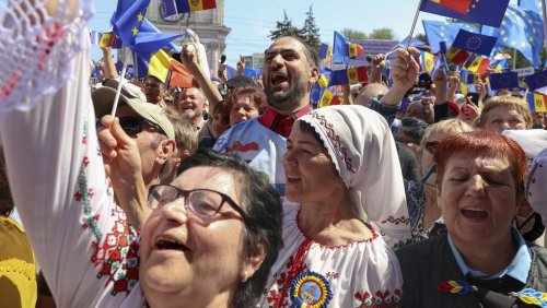 Tens Of Thousands Rally In Moldova To Demand Eu Membership Flipboard