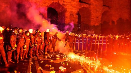 En Turquie, l'opposition convoque une "nuit de la démocratie", Erdoğan jure de ne pas céder à la "terreur de la rue"