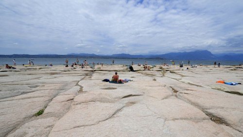 Niedrigster Pegelstand: Touristen geschockt vom schrumpfenden Gardasee