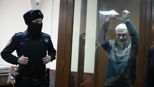 Le militant russe Oleg Orlov condamné à deux ans et demi de prison