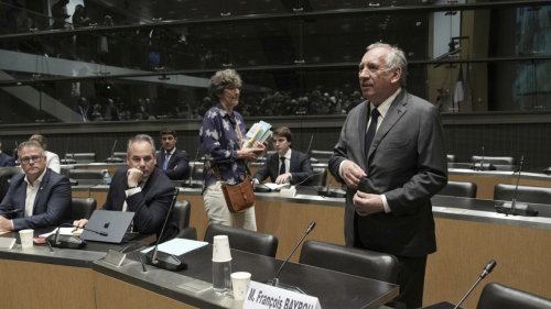 Il premier francese Bayrou nega di aver coperto lo scandalo degli abusi nelle scuole cattoliche durante un'audizione parlamentare