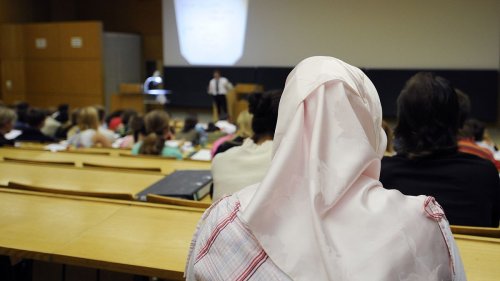 Gesetzesreform: Berliner Grüne wollen Polizistinnen mit Kopftuch