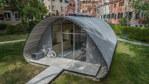 Norman Foster entwirft zukunftsweisende Notunterkunft auf der Biennale in Venedig