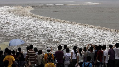 WATCH: China's tidal bore on the Qiantang river draws eager spectators