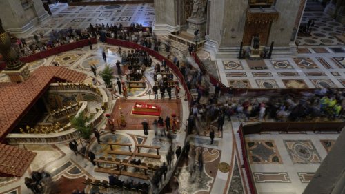 Staatsbegräbnis für Franziskus: Wo werden Trump und Selenskyj sitzen?