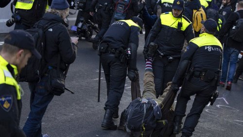 Den Haag: Klimaaktivisten blockieren Straße zum Parlament