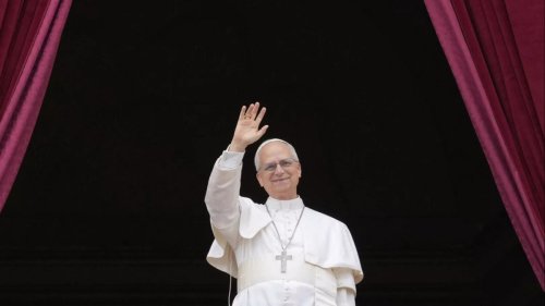 LGBTQ+-Flagge, "Wokeness" und Vertuschung von sexuellem Missbrauch: Fake-News über den neuen Papst