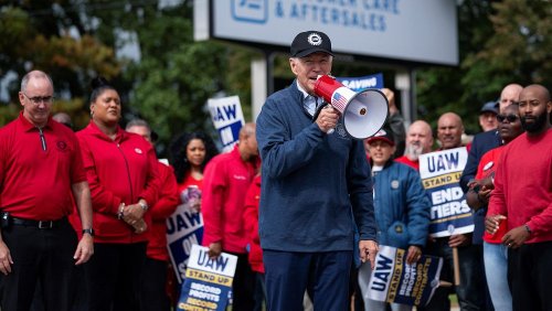 Biden mischt sich in Michigan unter Streikende der Autogewerkschaft UAW