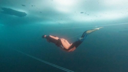 Video. 140 Meter unter Eis: Valentina Cafolla holt den Weltrekord zurück