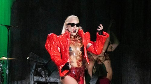 Lady Gaga, golpeada por un peluche del Dr. Simi ¿Por qué se lanza este muñeco a los escenarios?
