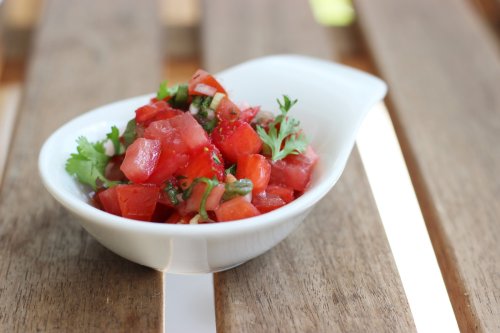 Tomaten-Erdbeer-Salsa - perfekt zu gegrilltem Fleisch