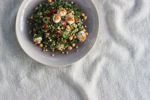 Tabouleh mit Fregola, Basilikum und Petersilie libanesisch inspirierter Salat