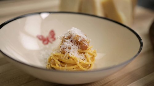 Questa è la carbonara secondo Mattia Agazzi, chef di Gucci Osteria da Massimo Bottura