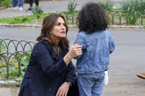 Mariska Hargitay pauses Law & Order: SVU shoot to help lost child who mistook her for real cop