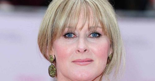 Happy Valley's Sarah Lancashire buys 'special gift' for cast - signed off poignant Catherine Cawood message