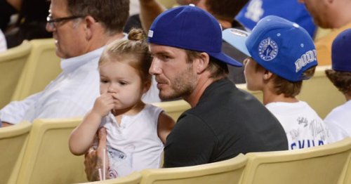 Harper juega con David Beckham en pleno partido
