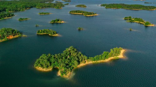 Arkansas' Largest Lake Offers Crystal Clear Waters And Scenic Hikes