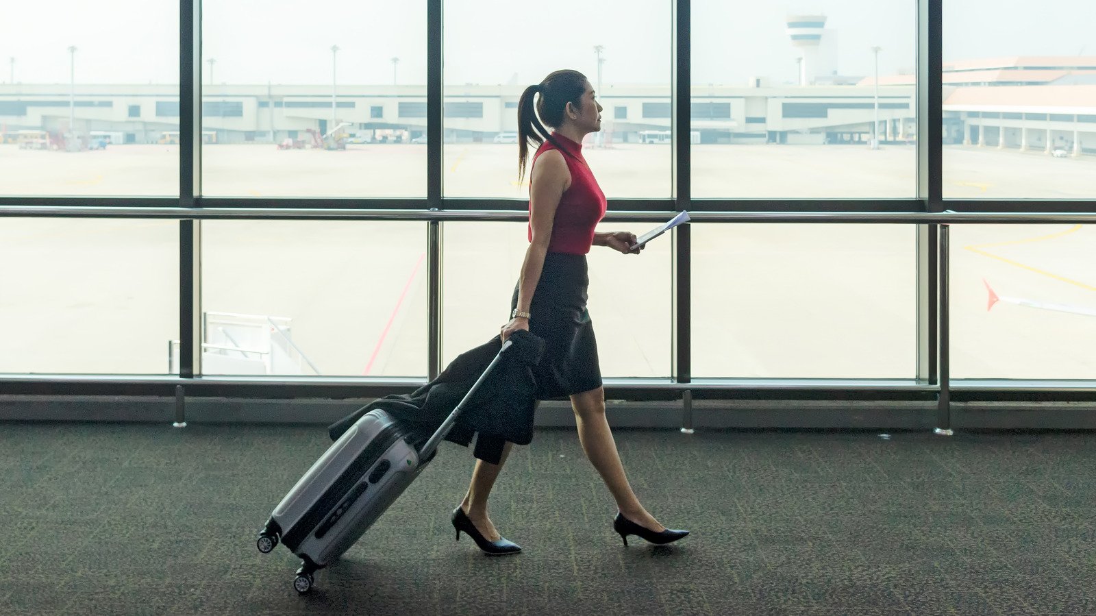 Flight Attendants And Pilots Warn Against Wearing This Apparel On An Airplane