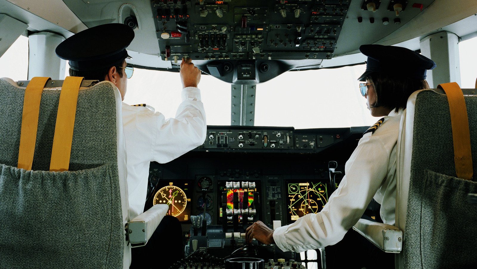The Unsettling Reason Pilots Don't Eat The Same Food As Passengers On Flights