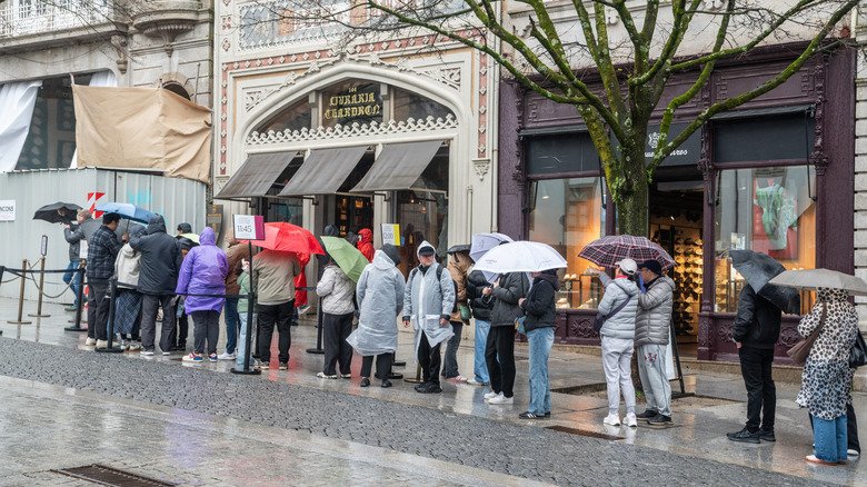 The Common Type Of European Tourist Trap Rick Steves Warns Travelers To Avoid - cover