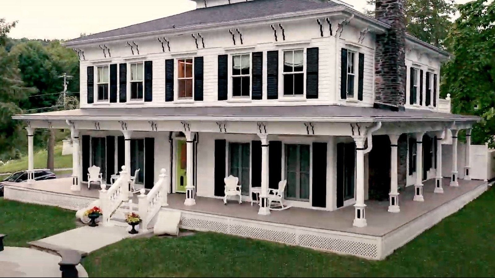 This One-Of-A-Kind Catskills Hotel Offers Whimsical Themed Rooms You Won't Want To Leave