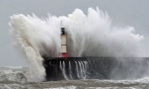 UK weather: Storm Malik to batter Britain with gales of 80mph as amber wind alert issued