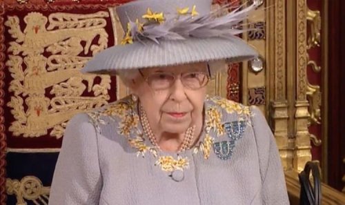 Queen health fears as worried royal fans see her 'sniffling a lot' in Parliament - video