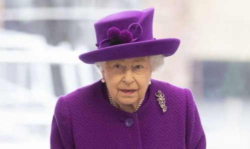 'Not a mask in sight!' Queen's advisor urged to 'take more care' as health fears soar