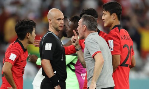 Clattenburg accuses ref Taylor of ignoring unwritten World Cup rule