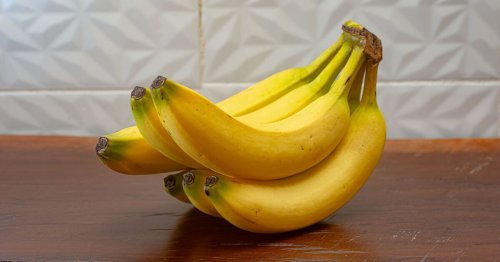 Stop bananas from spoiling and transferring smell to other food with simple tip