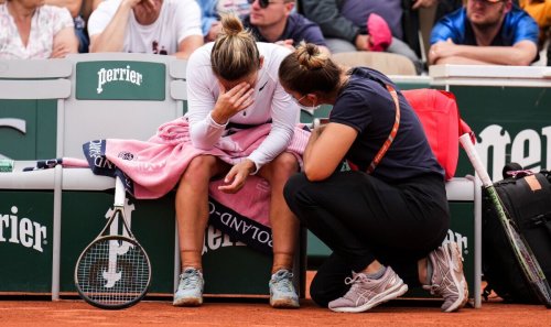 Simona Halep suffers panic attack at French Open as coach issues emotional apology