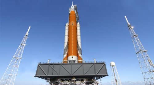 Former NASA Head Predicts Commercial Rockets Will Beat SLS