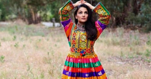 "Touche pas à mes vêtements" : quand les Afghanes posent en tenue traditionnelle pour s'opposer aux talibans