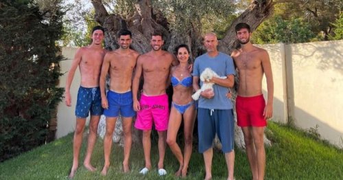 Torses bronzés et abdos dessinés : la photo de vacances des Zidane et de leurs quatre enfants