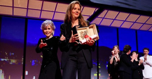 Cannes : cette vidéo virale de Jane Fonda jetant le parchemin de la palme d'or sur la tête de Justine Triet