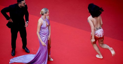 Cannes : seins nus, une activiste s'introduit sur le tapis rouge pour protester contre les viols commis en Ukraine