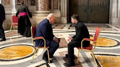 L’image improbable de l’entrevue entre Trump et Zelensky au cœur de la basilique Saint-Pierre