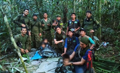 Colombie : retrouvés vivants, les quatre enfants perdus dans la jungle depuis 40 jours sont «épuisés» mais «heureux»