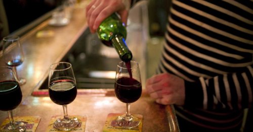 «C’est un classique» : la technique décriée des restaurateurs pour faire encore plus de marge sur le vin