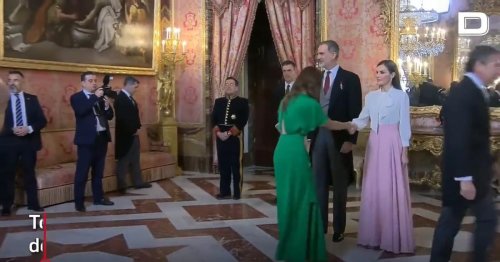 Le regard noir de Letizia d'Espagne, à l'ambassadeur d'Iran qui évite de lui serrer la main
