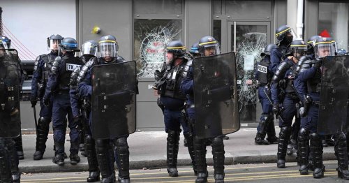 Un policier sort son arme à Paris : Rousseau dénonce un geste «inadmissible», le gouvernement et la droite le défendent
