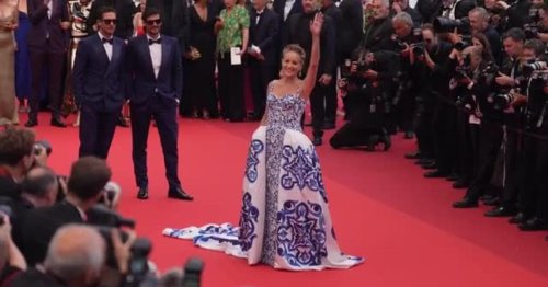 Le show Sharon Stone à Cannes : quand deux bellâtres lui enlèvent sa traîne au milieu du tapis rouge