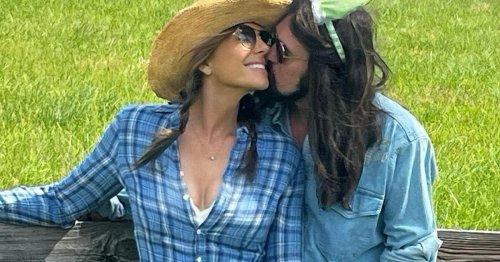 «Ils sont amis depuis longtemps» : le nouveau couple inattendu entre Elizabeth Hurley et Billy Ray Cyrus