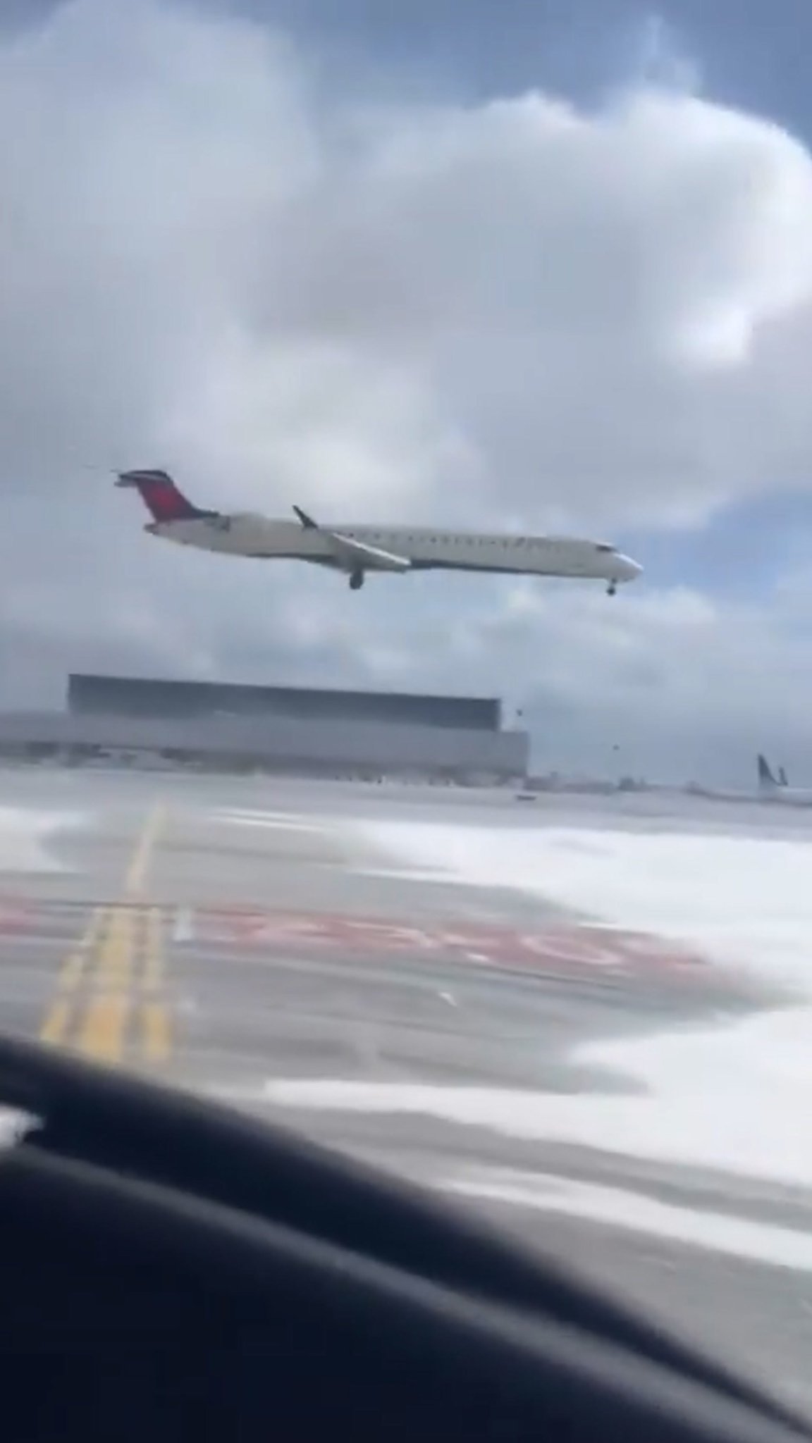 Les images de l’avion Delta Airlines qui s’est écrasé au Canada
