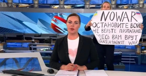 La journaliste russe qui avait brandi une pancarte contre la guerre en Ukraine condamnée à 8 ans de prison
