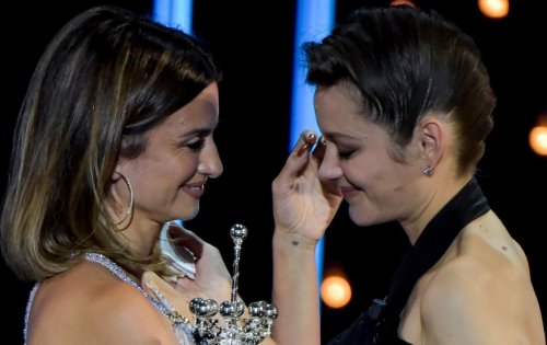 "Mon amour" : Penélope Cruz essuie les larmes de Marion Cotillard au Festival de Saint-Sébastien