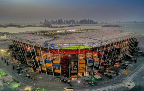 Au Qatar, le premier stade démontable réalisé avec des conteneurs est prêt