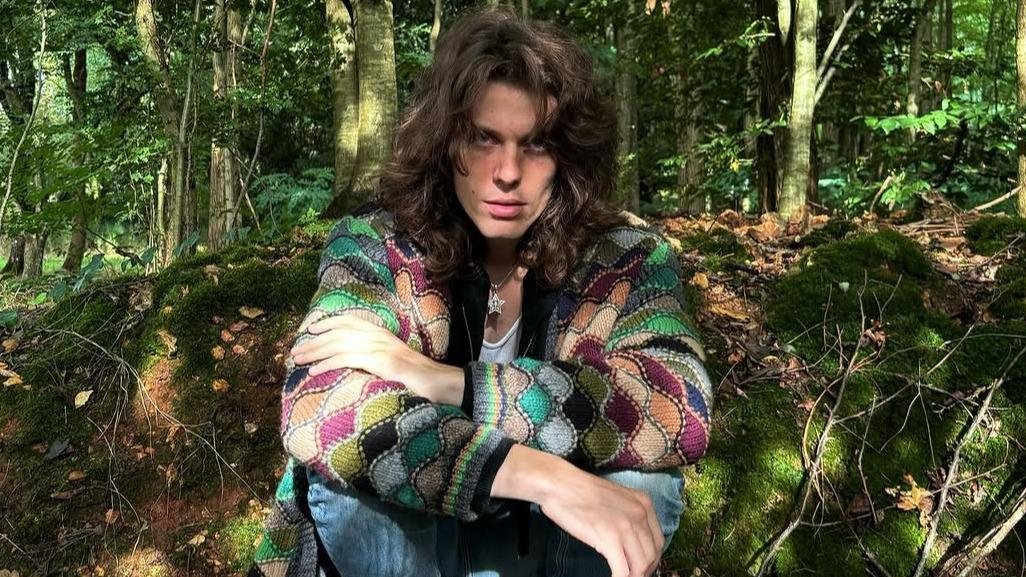 Qui est Milo Thoretton, alias Asphalt, le petit-fils de Catherine Deneuve qui veut percer dans la musique ?
