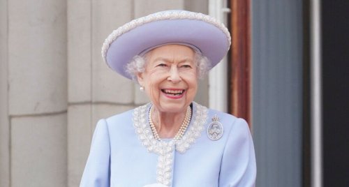 Queen Elizabeth Skips A Crown In Historic Platinum Jubilee Portrait