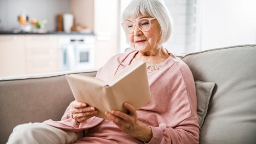 Schmökern mit Freude: 15 fesselnde Bücher, die vor allem Senioren und Seniorinnen lieben werden